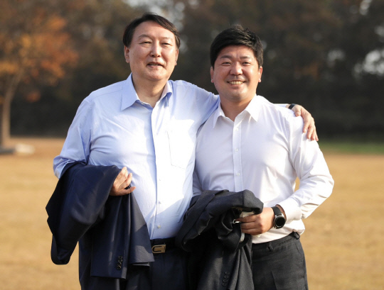친윤계 초선 이용(오른쪽) 국민의힘 의원은 윤석열 대통령과 어깨동무하고 찍은 사진을 페이스북 프로필 사진으로 등록해두고 있다.<이용 국회의원 페이스북 사진>